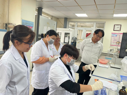 Trainees-practicing-in the-laboratory-nifc